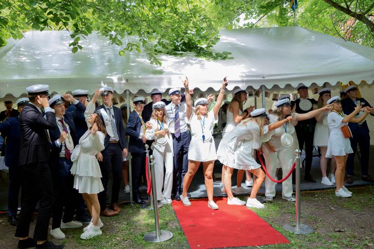 Loulou d'Aki pour M Le magazine du Monde Graduating students sing and dance inside and out of the makeshift lunch tents that have been put up on the school premises for the students to have lunch separately due to the Covid 19 pandemic at ProCivitas gymnasium in Lund.