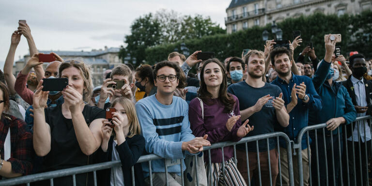 Paris le 28 juin 2020. Anne Hidalgo célèbre la victoire au municipales de Paris sur le parvis de l'Hotel de ville. Des habitants sont venus écouter le discours d'Anne Hidalgo.