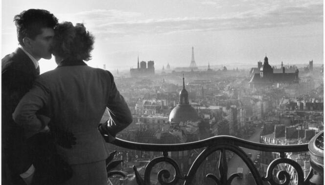 « Les Amoureux de la Bastille, Paris » (1957), de Willy Ronis.