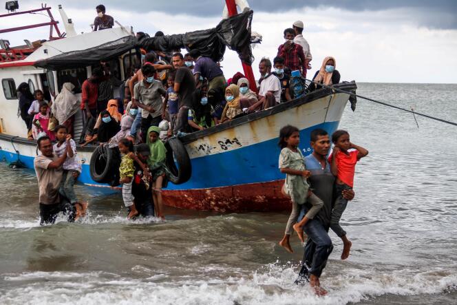 Un bateau de Rohingya découvert par des pêcheurs au large de la mer d’Aceh, en Indonésie, le 25 juin.