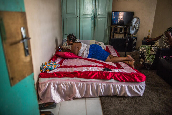 Fatoumata (le prénom a été changé), 35 ans, se prostitue depuis 2011. Elle reçoit ses clients dans cette petite chambre d’un quartier populaire de Dakar, qu’elle partage avec trois autres travailleuses du sexe. Ici, en juin 2020.