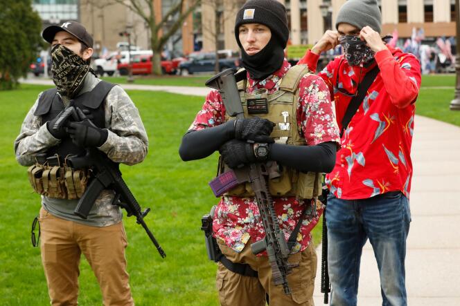 Le 30 avril 2020, des militants armés manifestent devant le siège du Parlement du Michigan.