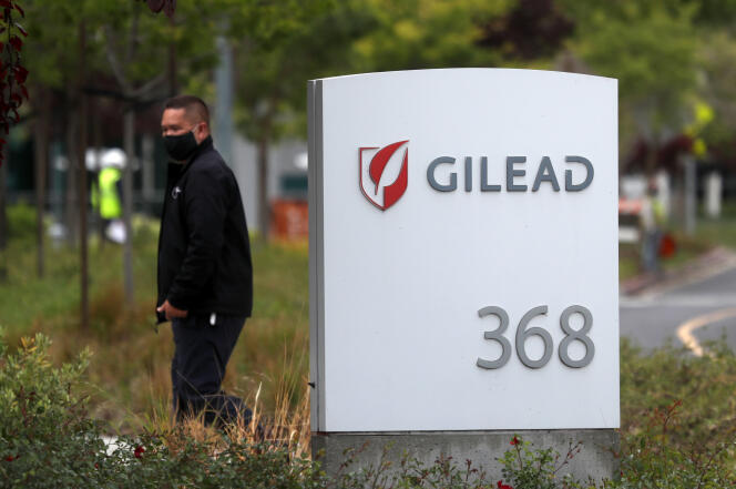 A l’entrée du siège de Gilead, à Foster City, en Californie, le 29 avril.