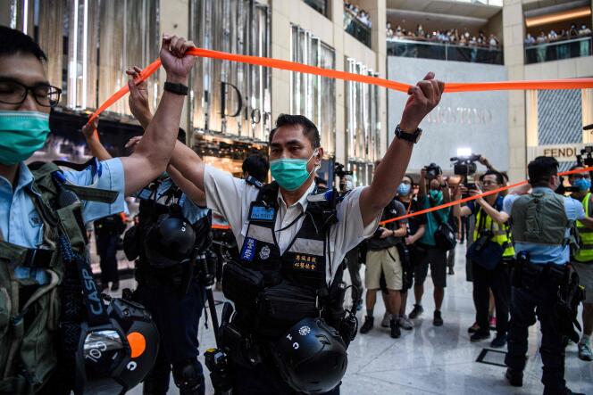 La police disperse des manifestants dans un centre commercial de Hongkong, le 30 juin.