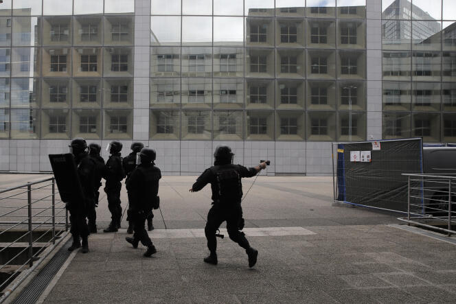 Des policiers sécurisent le quartier de la Défense, mardi 30 juin 2020.