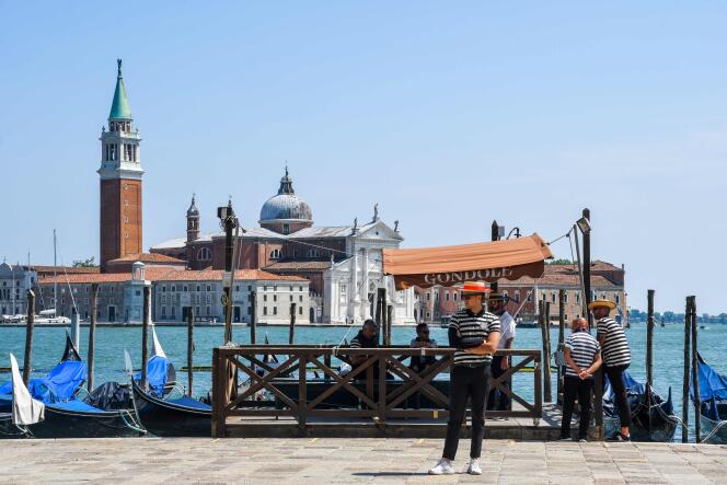 Gondoliers à Venise, le 12 juin.