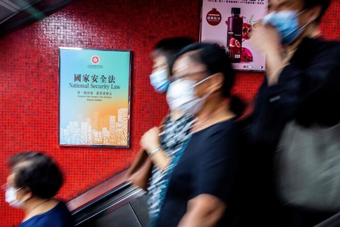 Une affiche vante les mérites de la loi sur la sécurité nationale, dans le métro de Hongkong, le 29 juin.