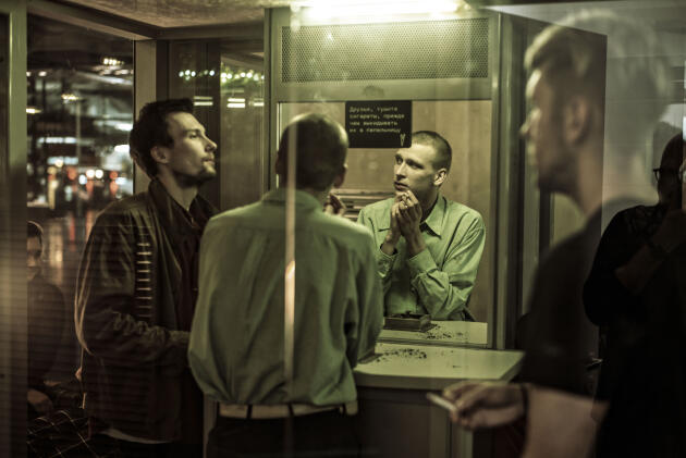 A l'intérieur du bar Yuznaya Ryumochnaya, dans la pièce réservée aux fumeurs. A gauche, Anatoly, au centre son ami Fedhya.