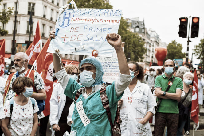 Manifestation du personnel soignant entre l’hôpital Cochin et le Ministère de la Santé,  le 30 juin à Paris