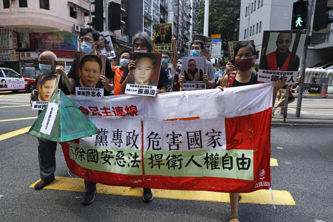 Des militants du mouvement prodémocratie manifestent, à Hongkong, le 25 juin.