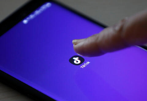 The logo of TikTok application is seen on a mobile phone screen in this picture illustration taken February 21, 2019. Picture taken February 21, 2019. REUTERS/Danish Siddiqui/Illustration - RC17DD4AF1B0