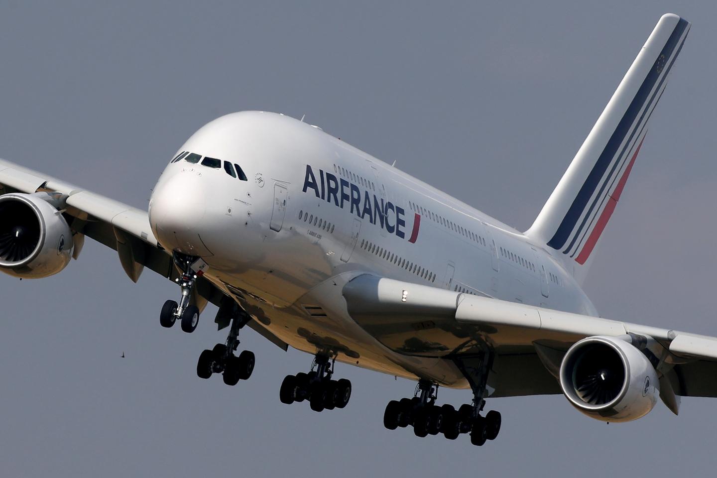 el gobierno quiere imponer fuertes impuestos a los billetes de avión