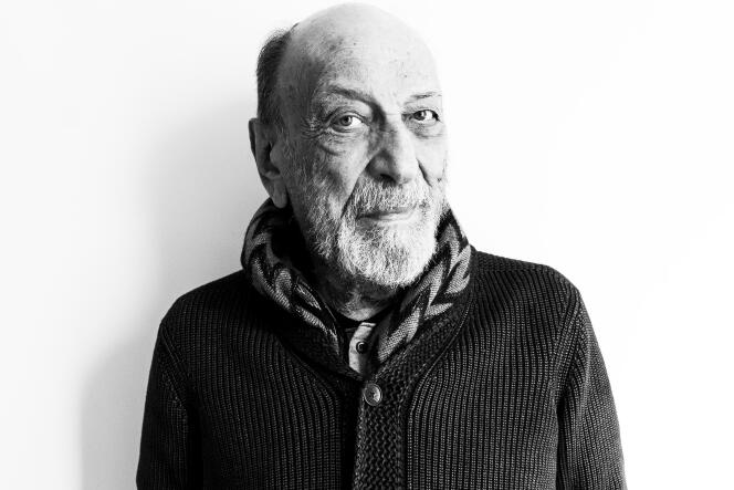 Le graphiste Milton Glaser pose pour un portrait dans son studio en février 2019 à New York.