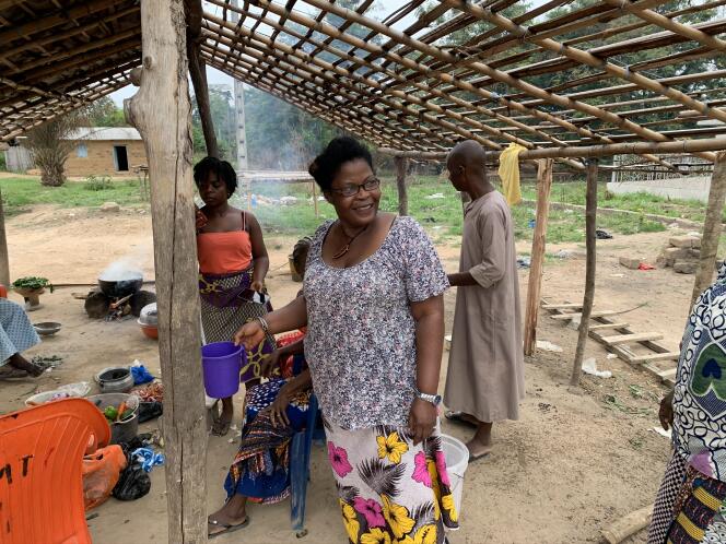 Josiane Doukpe Nahi et des femmes du village préparent un repas commun à Ziglo, dans l’ouest de la Côte d’Ivoire.