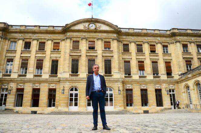 Le maire élu de Bordeaux, Pierre Hurmic, devant l’hôtel de ville de la commune, le 1er juillet. Il doit y être désigné maire, vendredi.