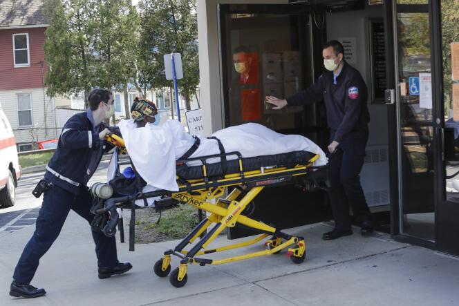 Un malade atteint par le Covid-19 est amené à l’hôpital de Bridgeport, dans le Connecticut, le 22 avril.
