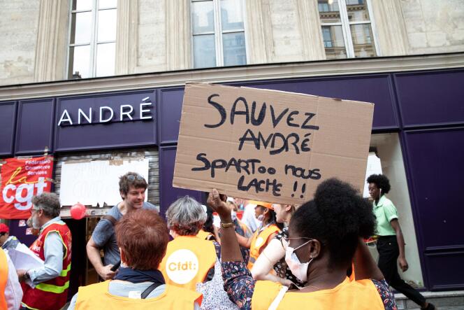 Des salariés d’André, en redressement judiciaire, manifestent à Paris, le 30 juin.