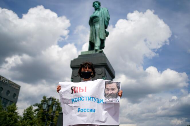 A Moscou, le 1er juillet 2020. « Je suis/Nous sommes la constitution russe », peut-on lire sur l’affiche.