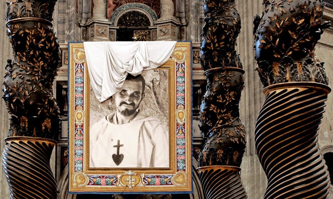Portrait de Charles de Foucauld dans la basilique Saint-Pierre, lors de la béatification du moine-soldat au Vatican, le 13 novembre 2005.