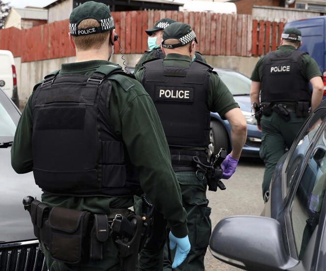 Photo diffusée le 2 juillet par le service de police d’Irlande du Nord (PSNI) montrant un raid policier dans le cadre de l’enquête sur Encrochat.