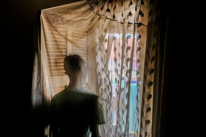 Après avoir été chassé par sa famille, Moustapha (le prénom a été changé), 25 ans, a été recueilli loin de Dakar, chez un ami qui ne connaît pas son homosexualité.