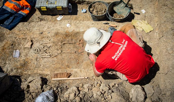 Près de 150 tombes datant du IIIe et Ve siècle ont été découvertes dans une nécropole proche de l’église paléochrétienne de Saint-Pierre-l’Etrier, à Autun (Saône-et-Loire).