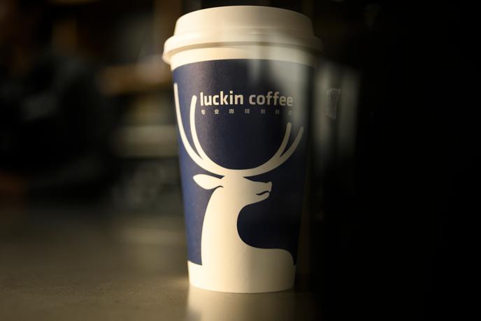 « Fondée en 2017, Luckin est une entreprise qui a vendu des cafés à la classe moyenne chinoise et des rêves aux investisseurs. »