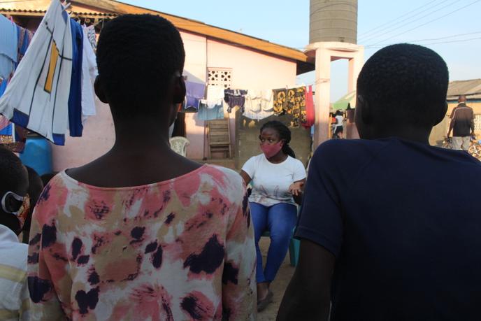 A Accra, Sarah Lotus Asare, 25 ans, sensibilise les plus jeunes aux risques des grossesses précoces.