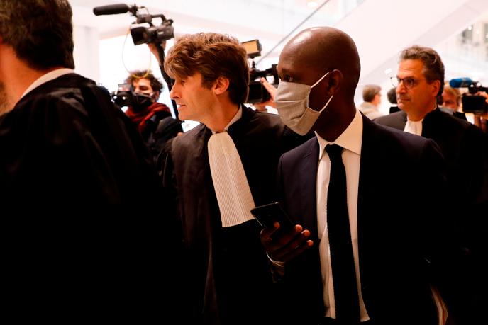 Habib Cissé (masqué), avec son avocat Me Cédric Labrousse, lors de son procès et de celui de plusieurs anciens dirigeants de la Fédération internationale d’athlétisme, au tribunal judiciaire de Paris, le 8 juin.