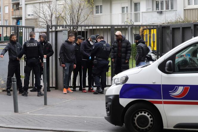 Des policiers de l’unité CSI 93 contrôlent les autorisations de sortie de passants, à Saint-Ouen, le 2 avril.