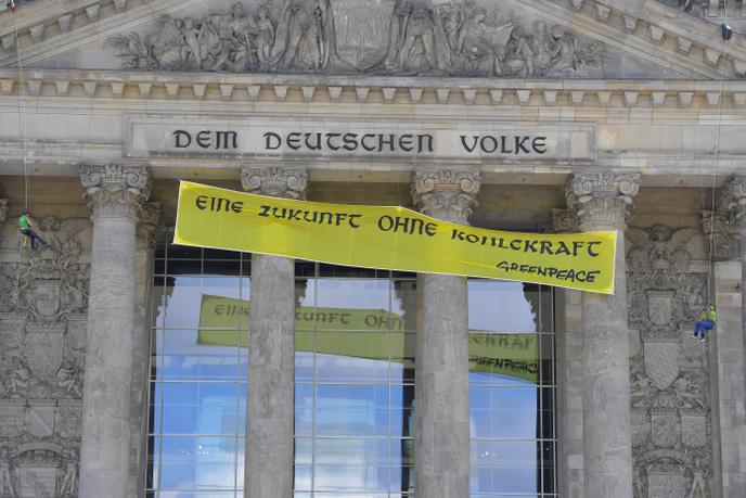 Une banderole de Greenpeace pour un « future sans charbon » accrochée sur la façade du Reichstag à Berlin, le 3 juillet.