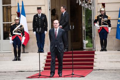 Passation de pouvoirs a Matignon. Ici le nouveau Premier ministre Jean Castex et derriere lui son directeur de cabinet Nicolas Revel.