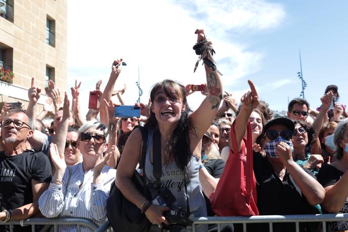 Des sympathisants de Michèle Rubirola célèbrent sa victoire à Marseille, samedi 4 juillet.