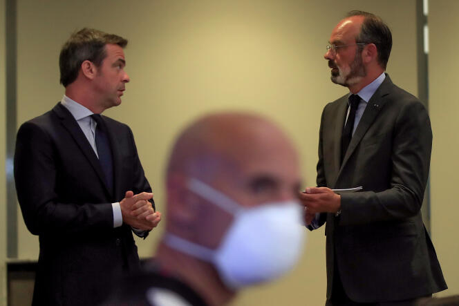 Olivier Véran et Edouard Philippe au ministère de la santé à Paris, le 25 mai.