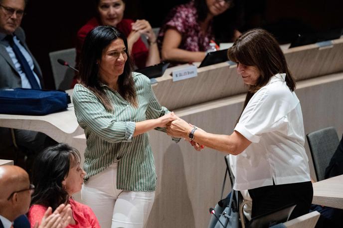 Samia Ghali (à gauche) félicite la nouvelle maire de Marseille, Michele Rubirola, le 4 juillet.