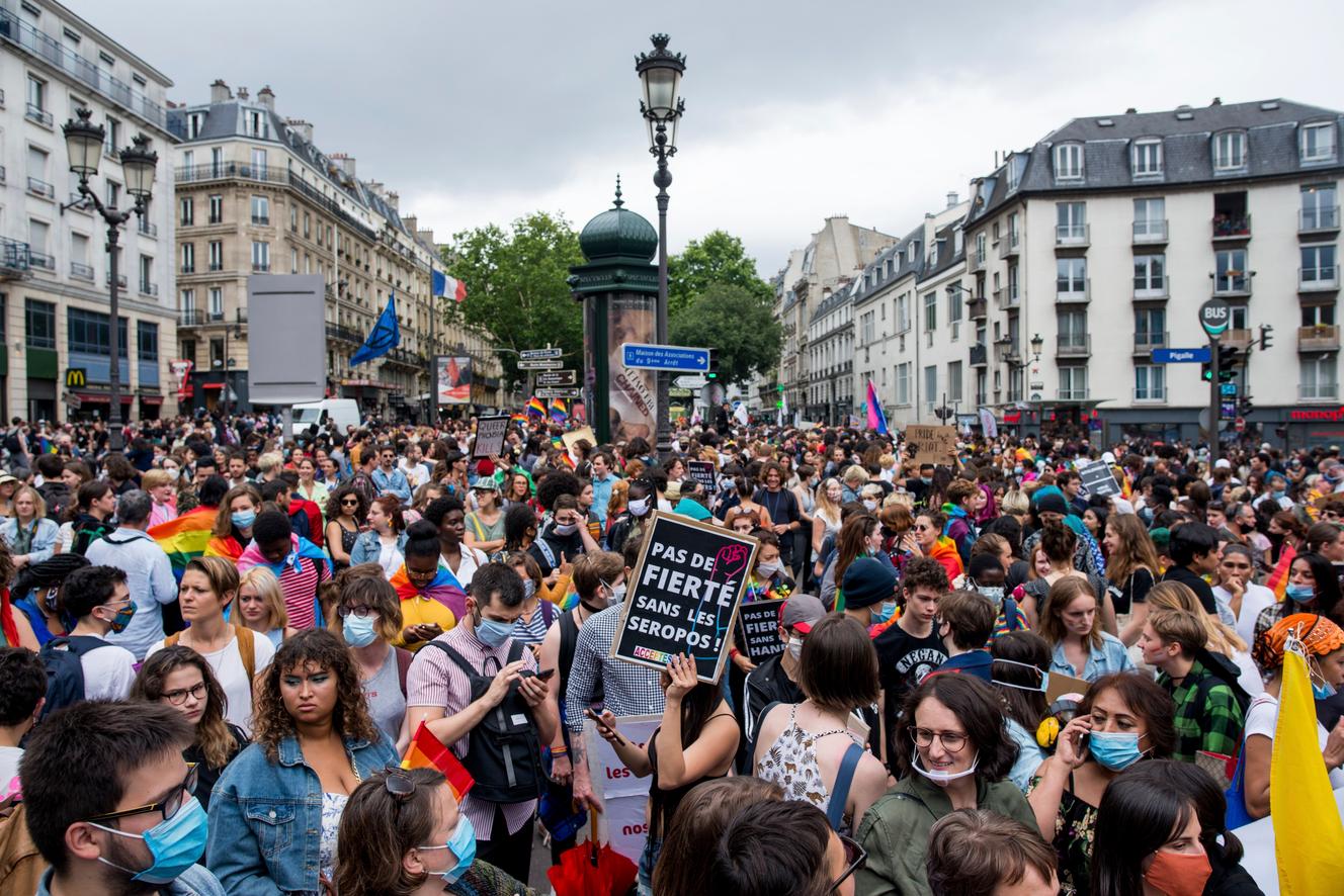 Des milliers de personnes à Paris pour une Marche des fiertés impromptue