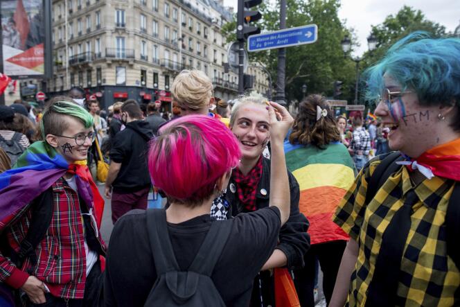 Lors de la Marche des fiertés organisée à Paris, le 4 juillet.