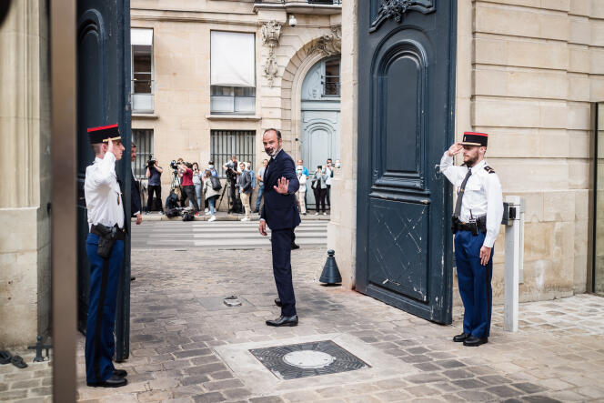 Passation de pouvoirs à Matignon, le 3 juillet. Le premier ministre sortant, Edouard Philippe, salue son personnel en quittant a pieds l’Hôtel de Matignon.