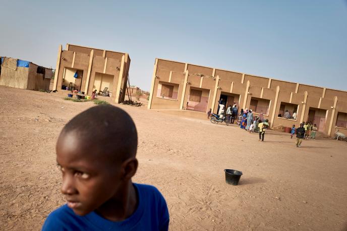 Un jeune garçon dans la cour d’une école à Sevare où plus de 400 membres de la communauté Dogon se sont réfugiés après avoir fui leur village de Toou, au centre du Mali, le 26 février 2020.