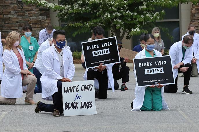 Des soignants s’agenouillent en soutien au mouvement Black Lives Matter (« les vies noires comptent »), à Asheville, en Caroline du Nord, le 5 juin.
