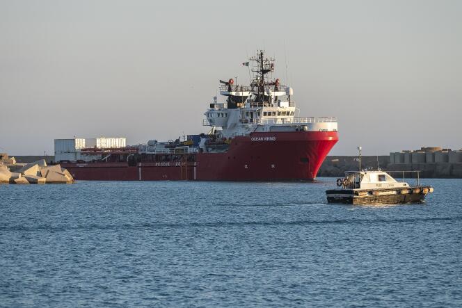 Le navire humanitaire « Ocean-Viking » arrive le 6 juillet dans le port d’Empedocle, en Sicile.