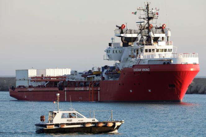 Le navire de sauvetage « Ocean-Viking » arrive à Porto Empedocle, en Sicile, en Italie, le 6 juillet 2020.