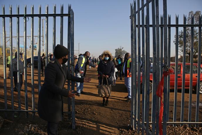 Des voyageurs patientent à la gare de Pienaarspoort, dans la banlieue de Pretoria, mercredi 1er juillet.