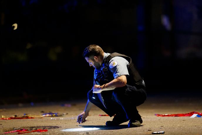 Un policier enquête sur les lieux d’une fusillade à Chicago (Illinois), le 5 juillet. Au moins une douzaine de personnes, dont une fillette de 7 ans lors d’une fête familiale et un adolescent, ont été tuées dans la ville au cours du week-end du 4 juillet.