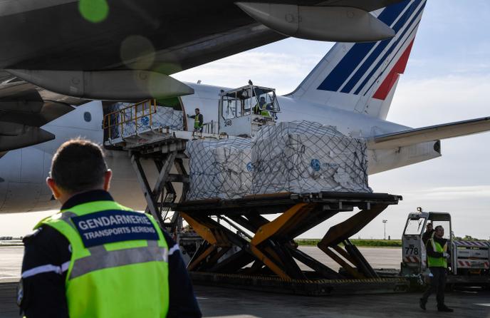 Déchargement d’une livraison de masques en provenance de Chine, à l’aéroport Roissy-Charles-de-Gaulle (Val-d’Oise), le 30 avril.