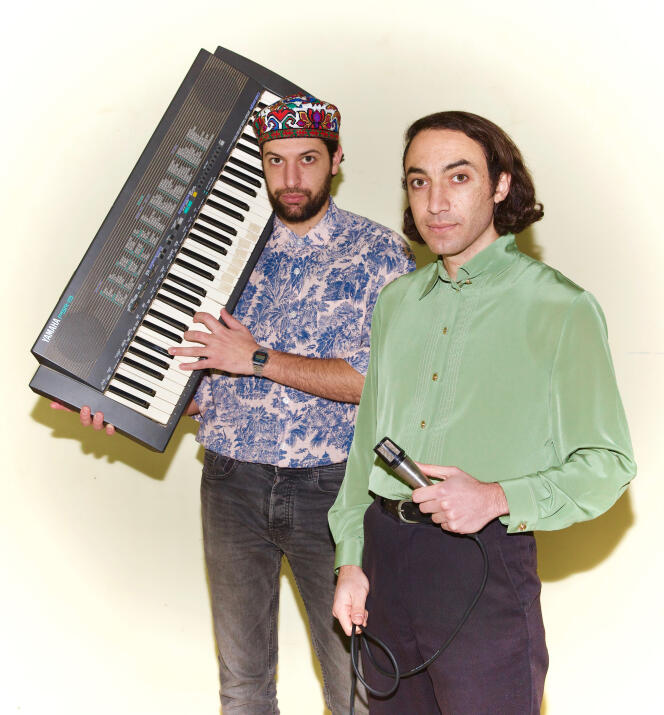 Rami et Hasan Nakhleh, de TootArd, en janvier dans leur garage aménagé en studio, à Majdal Shams, sur le plateau du Golan.