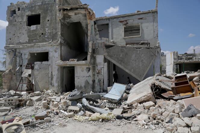 Une famille syrienne devant sa maison bombardée, à Nairab, dans la province d’Idlib.