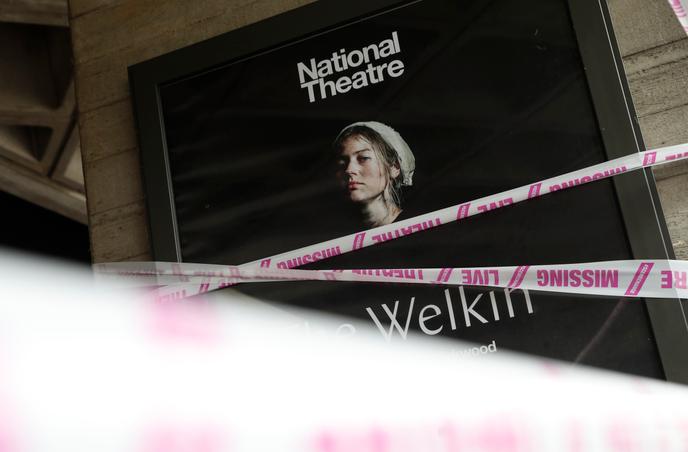 Le National Theatre, à Londres, le 3 juillet 2020. Alors qu’ils restent fermés, un collectif entoure certains théâtres britanniques d’un ruban portant l’inscription « Missing live theatre » (« Le théâtre vivant nous manque »).