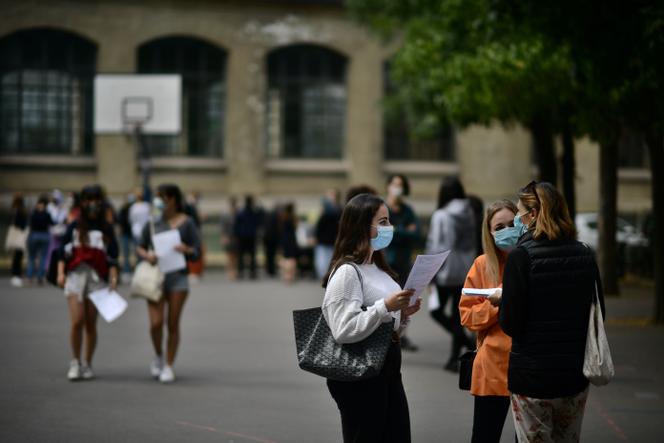 Devant le lycée Jean-de-La-Fontaine, à Paris, le 7 juillet 2020, jour des résultats du baccalauréat.