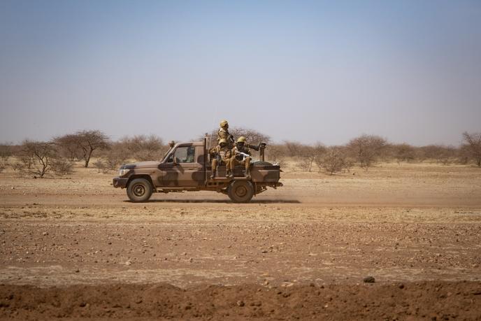 Patrouille de l’armée burkinabée dans les environs de Dori, dans le nord-est du pays, le 3 février 2020.